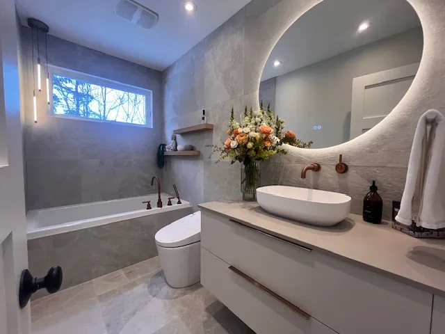 Salle de bain avec miroir rond rétroéclairé